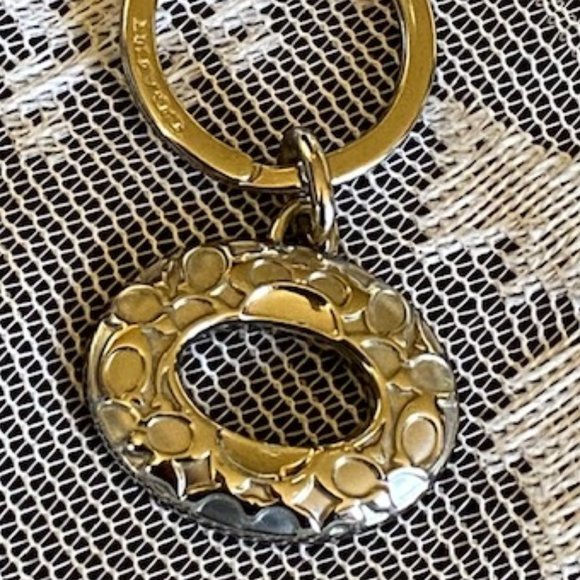 Coach Embossed Signature Logo Open Oval Shape Silver Keychain - Picture 12 of 13